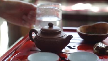 Çay töreni. Kadın haslanma demlik çay demleme önce. 