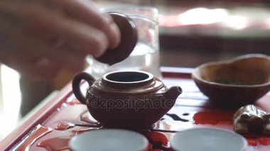 Çay töreni. Kadın bir demlik çay yapar.