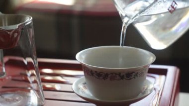 Çay töreni. Kadın çay bir limanda yapar..