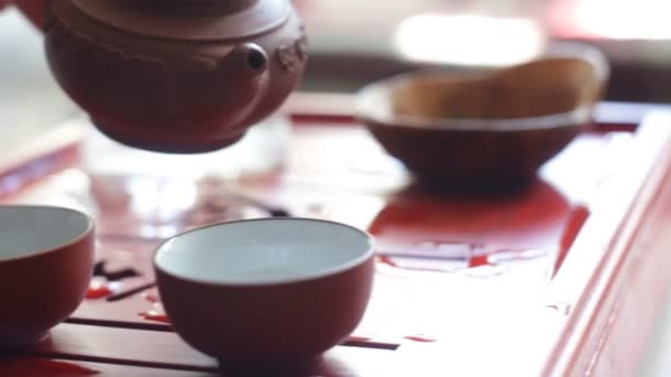 La ceremonia del té. Mujer vierte té en un tazón de té . — Vídeos de Stock