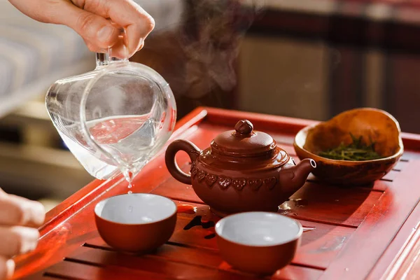 La ceremonia del té. Mujer vierte té en un tazón de té . — Foto de Stock