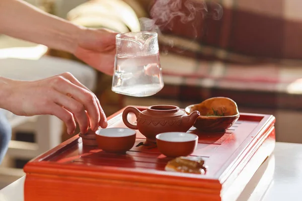 A teaszertartás. A nő önti forró vízzel a teáskannát a — Stock Fotó