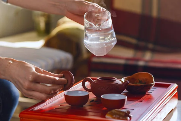 De thee ceremonie. De vrouw giet heet water in de theepot — Stockfoto