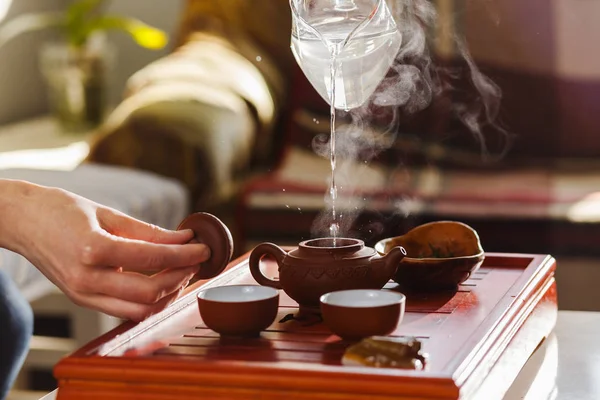 Čajový obřad. Žena nalévá teplou vodu do čajníku — Stock fotografie