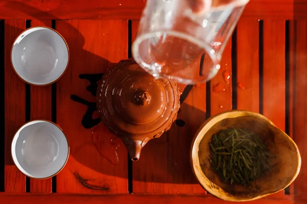 A teaszertartás. A nő öblítés a teáskanna — Stock Fotó