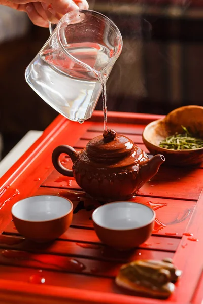 La cérémonie du thé. La femme rince la théière — Photo
