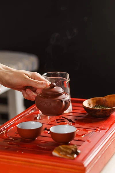 Η τελετή του τσαγιού. Γυναίκα χύνει το τσάι σε ένα μπολ τσάι. — Φωτογραφία Αρχείου
