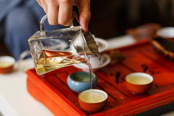 La ceremonia del té. Las manos del hombre sirviendo té . — Foto de Stock