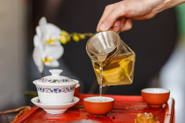 De thee ceremonie. De handen van man gieten thee. — Stockfoto