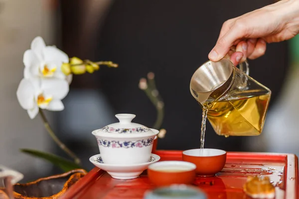 Die Teezeremonie. die Hände des Mannes, der Tee gießt. — Stockfoto