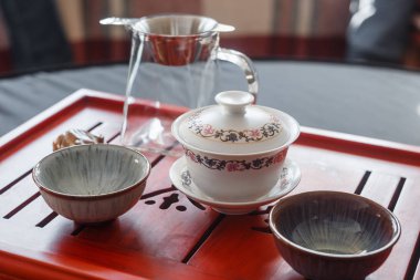 Çay töreninde çay demleme işlemi.