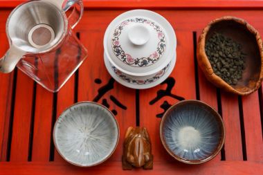 Çay töreninde çay demleme işlemi.