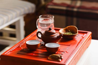 Çay töreninde çay demleme işlemi.