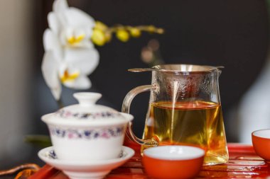 Çay töreninde çay demleme işlemi.