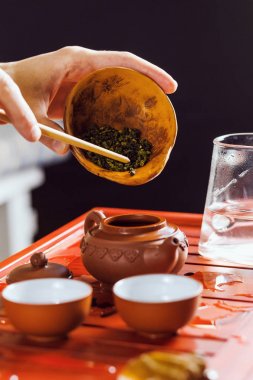 Çay töreninde çay demleme işlemi.