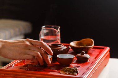 Çay töreninde çay demleme işlemi.