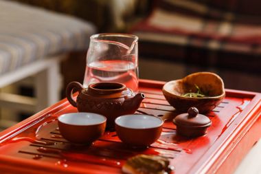 Çay töreninde çay demleme işlemi.