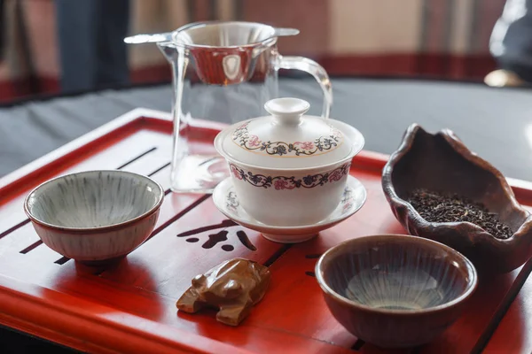 Процесс варки чая на чайной церемонии . — стоковое фото