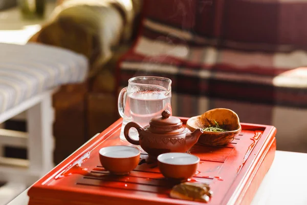 Çay töreninde çay demleme işlemi. — Stok fotoğraf