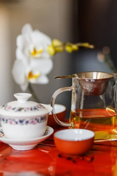Процесс варки чая на чайной церемонии . — стоковое фото