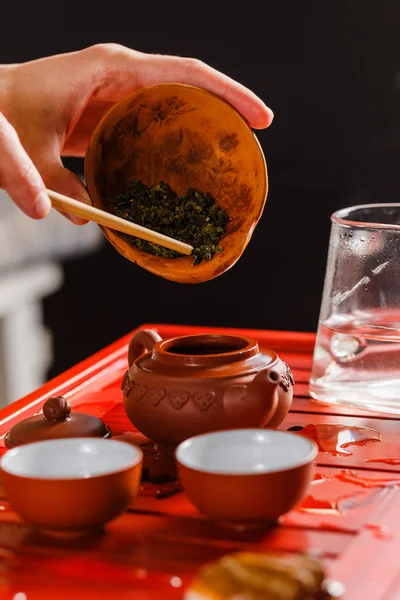 Het proces van het brouwen van thee bij de thee ceremonie. — Stockfoto