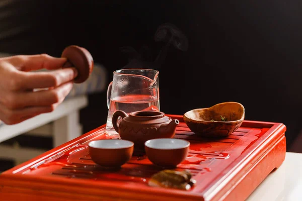 Le processus de préparation du thé lors de la cérémonie du thé . — Photo