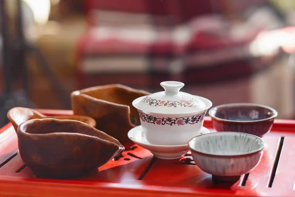 Ensemble de théière, trois sortes de thé et deux bols — Photo