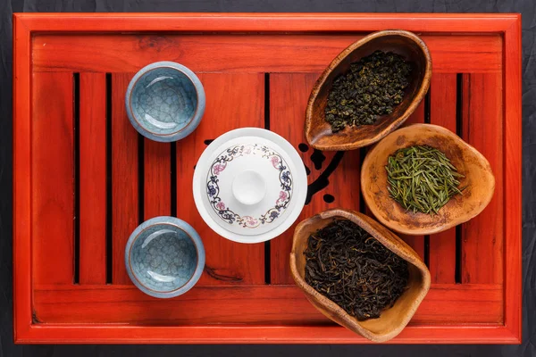 Conjunto de tetera, tres tipos de té y dos tazones — Foto de Stock