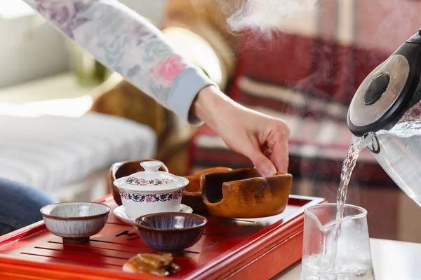 De thee ceremonie. De vrouw giet heet water in de theepot — Stockfoto