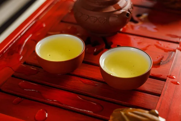 Дві миски зі свіжим довгим чаєм на чайному столі . — стокове фото