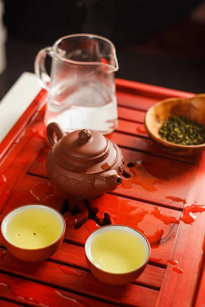 Twee kommen met verse oolong thee op thee Bureau. — Stockfoto