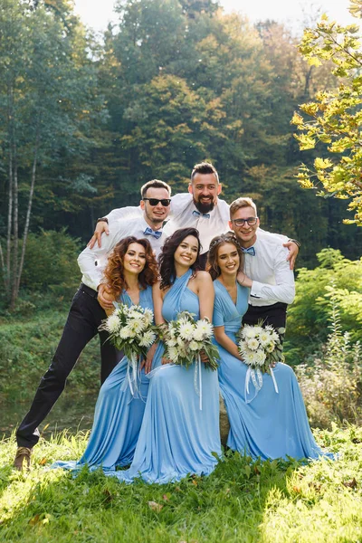 Groomsmen en bruidsmeisjes — Stockfoto