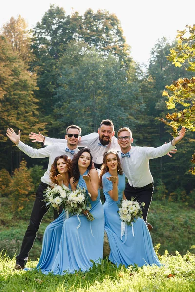 Groomsmen en bruidsmeisjes — Stockfoto