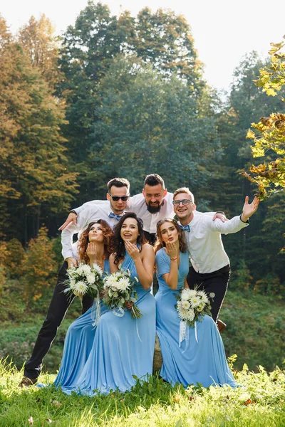 Groomsmen en bruidsmeisjes — Stockfoto