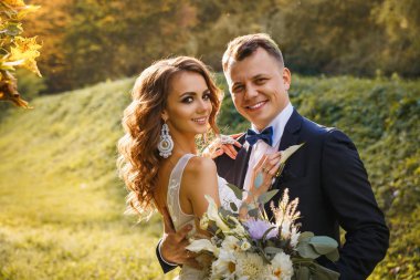 Zarif kıvırcık gelin ve şık damat