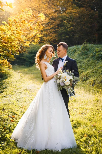 Elegante lockige Braut und stilvoller Bräutigam — Stockfoto