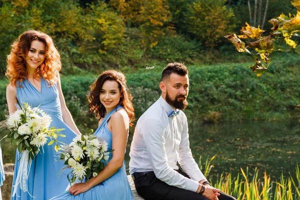 Groomsmen en bruidsmeisjes — Stockfoto