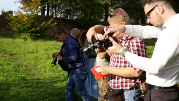 Fotografii împușcă mireasa la atelierul de nuntă — Videoclip de stoc