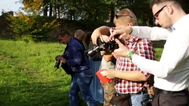 Fotografer skjuta bruden på bröllopet verkstad — Stockvideo