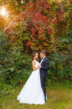 Zarif kıvırcık gelin ve şık damat