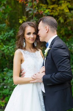 Zarif kıvırcık gelin ve şık damat