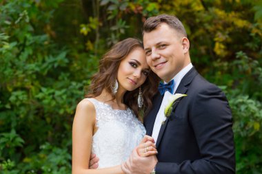 Zarif kıvırcık gelin ve şık damat