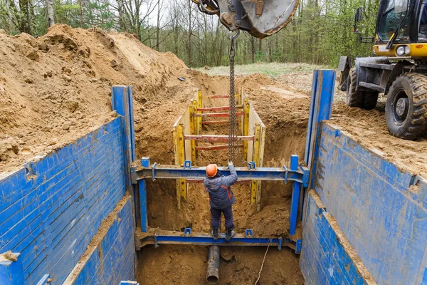 Installation de supports métalliques pour protéger les murs de la tranchée . — Photo