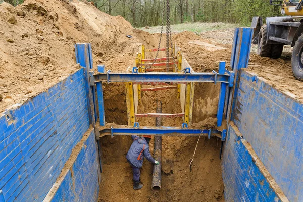 Instalación de soportes metálicos para proteger las paredes de la zanja . — Foto de Stock