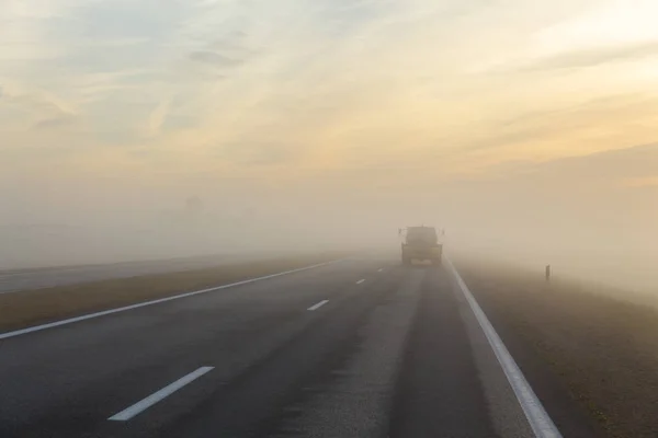 高速道路と霧の中で車 — ストック写真
