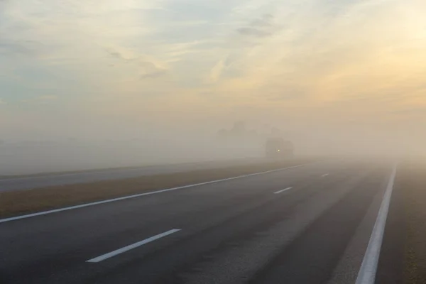 高速道路と霧の中で車 — ストック写真