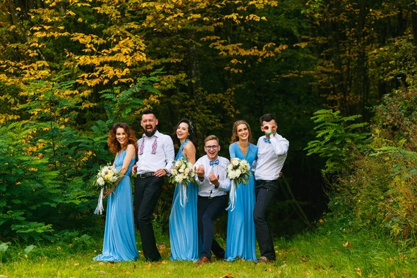 Groomsmen en bruidsmeisjes — Stockfoto