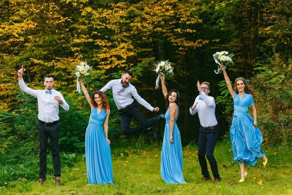 Groomsmen en bruidsmeisjes — Stockfoto