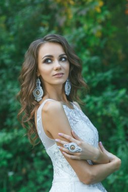 Uzun kıvırcık saçlı güzel genç gelin