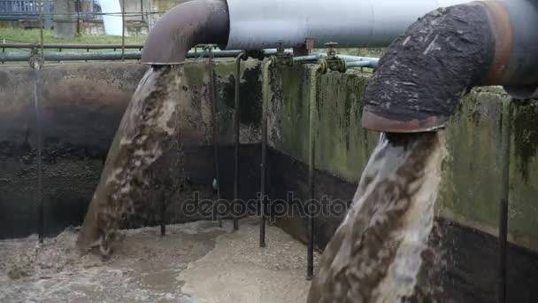 Contaminación del agua de la gran ciudad . . — Vídeo de stock